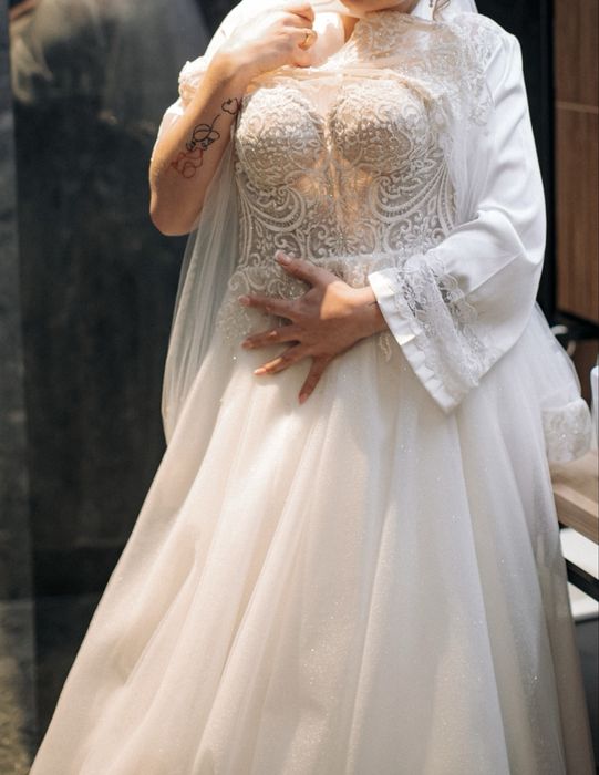 Весільна сукня з шлейфом