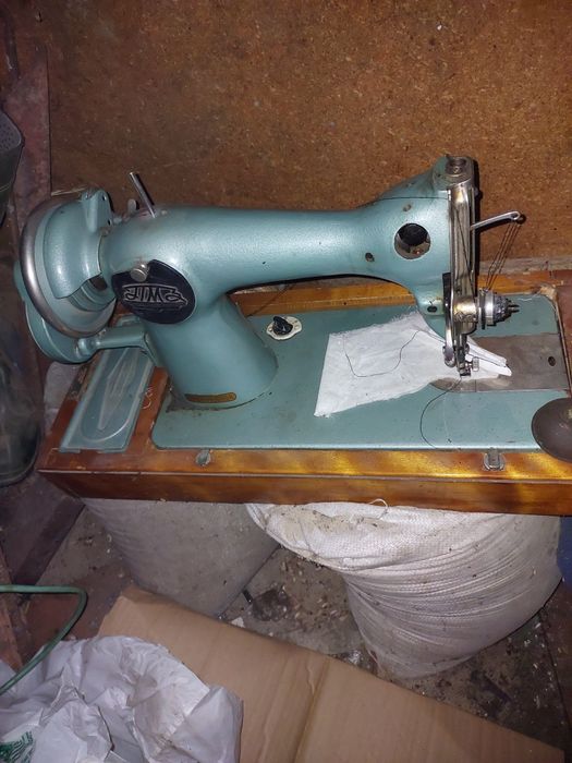 2 швейни машини елекро имеханична