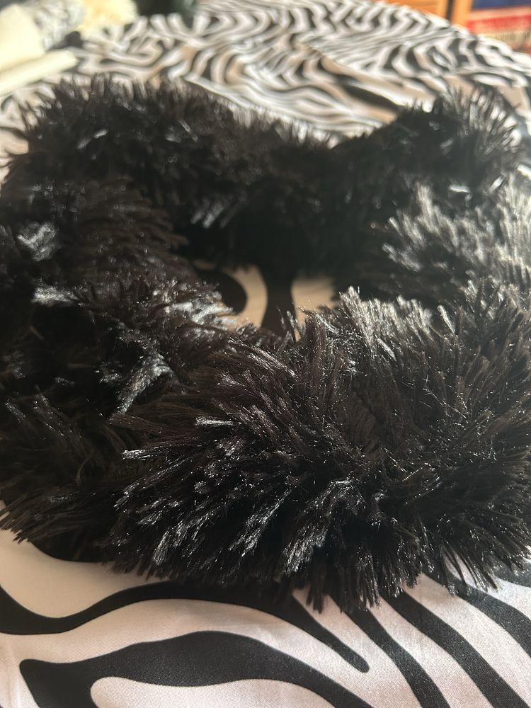 Gola com “pêlo” na cor preto