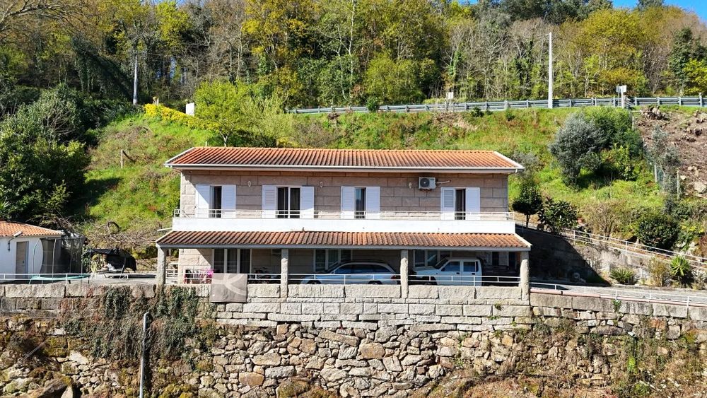 Vendo t4 com 5 casas de banho