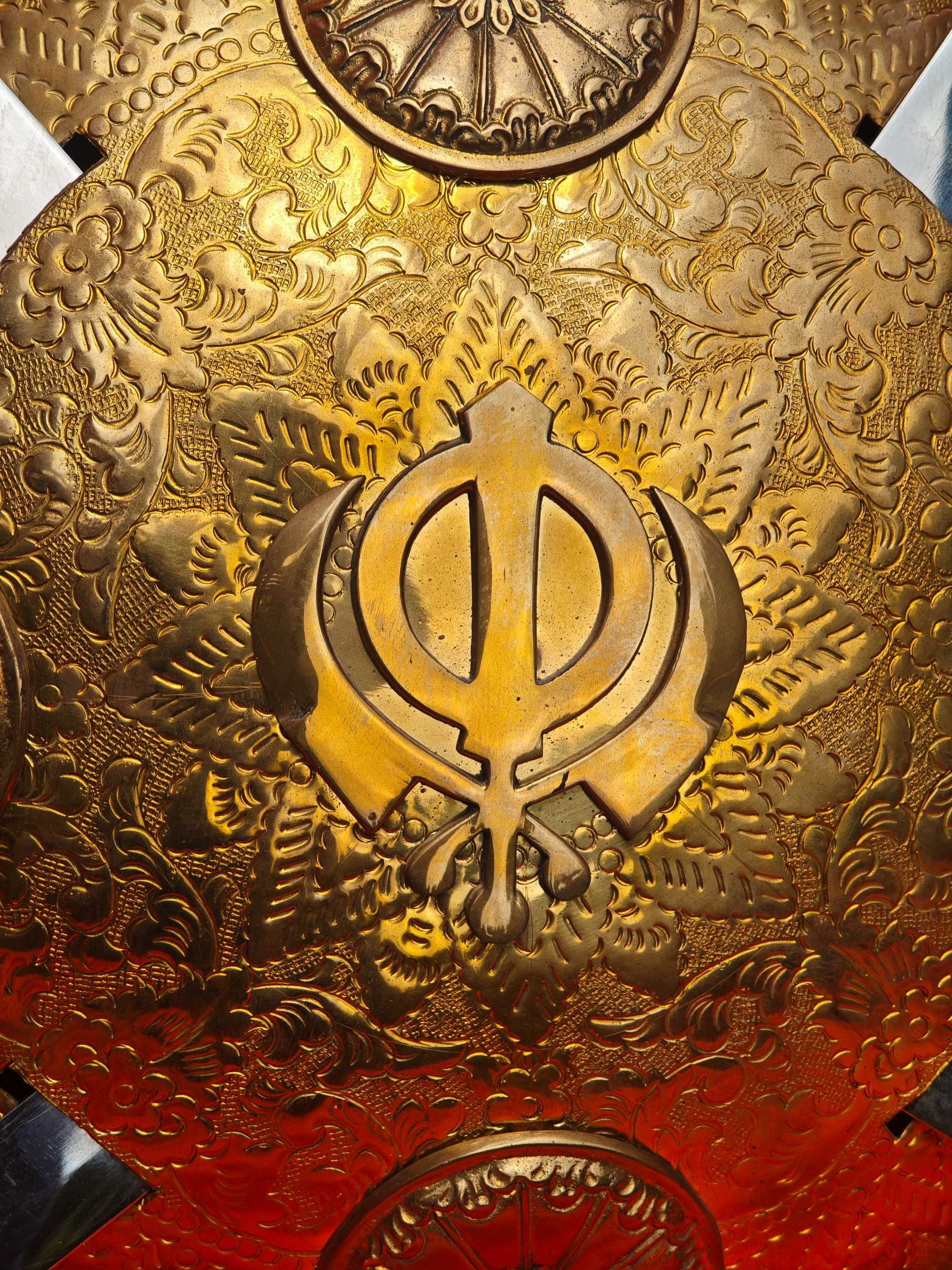 Dhal Talwar mosiezna tarcza z dwoma szablami Mughal recznie rzezbiona