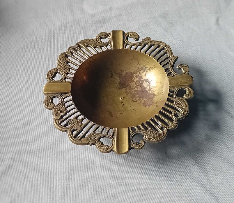 Duża mosiężna popielnica z ażurowym obrzeżem, bogata ornamentyka.
