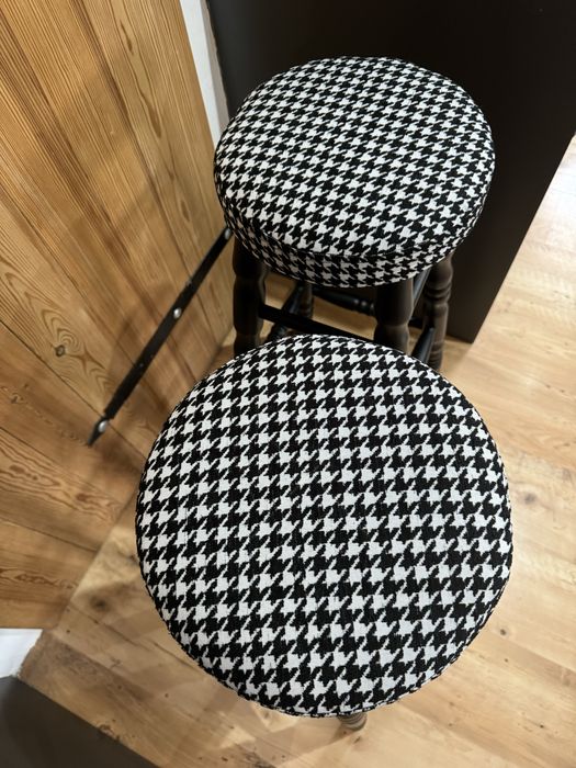 Dwa hokery drewniane