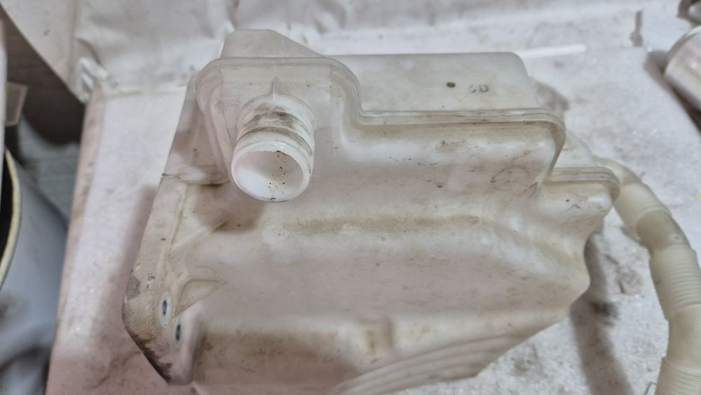 Zbiornik zbiorniczek pompka spryskiwaczy superb a3 yeti golf octavia