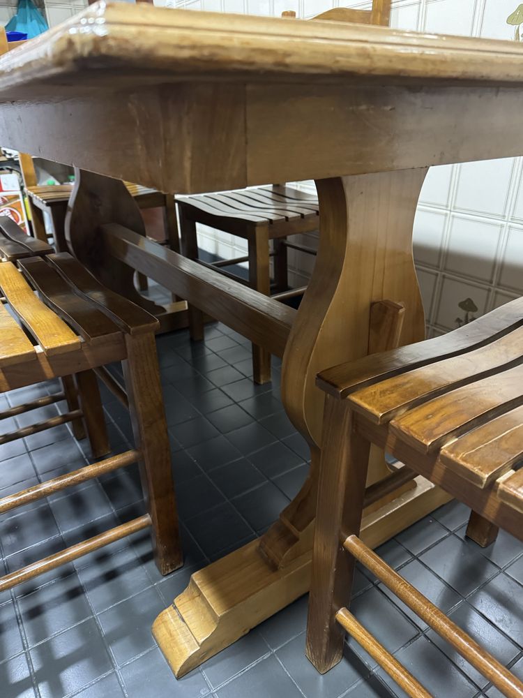Mesa de madeira maciça + 6 cadeiras
