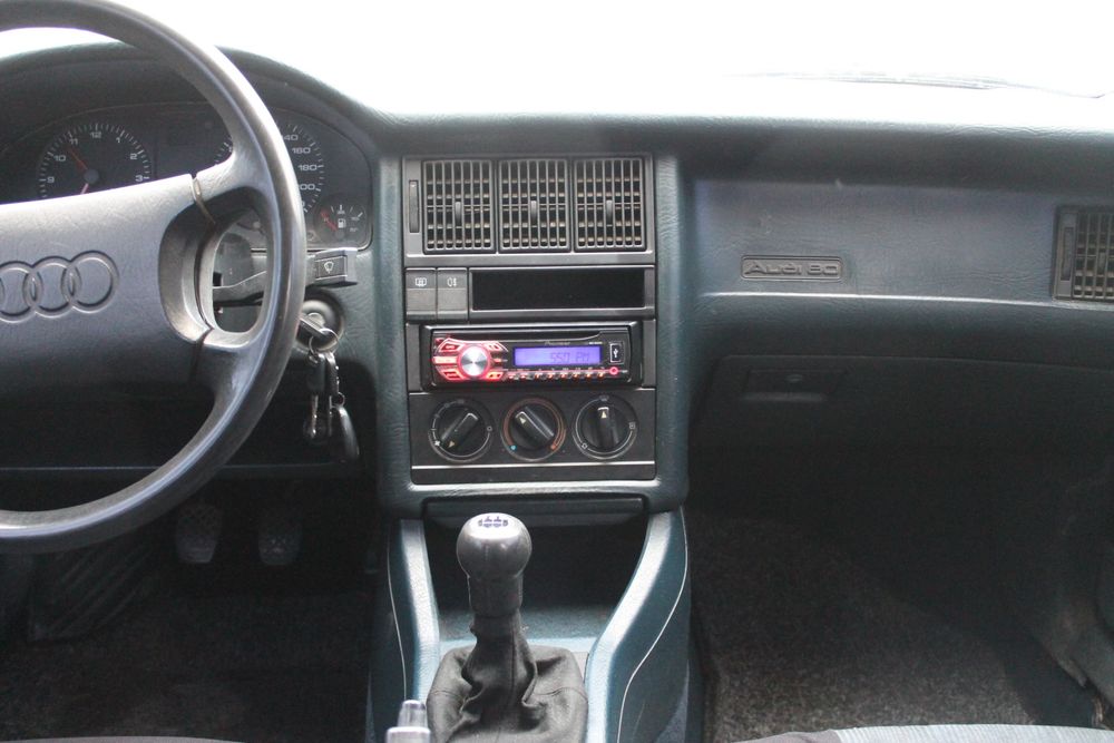 Audi 80        .
