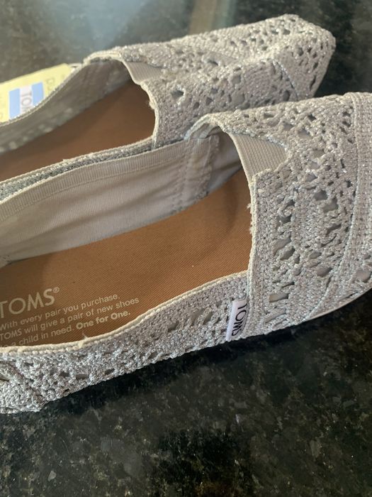 Toms prateados novos com etiqueta para mulher