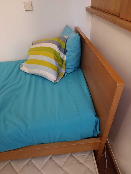Cama de solteiro com colchão duplo