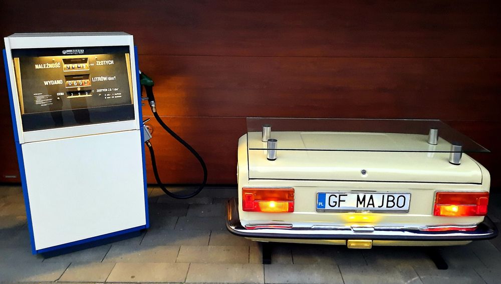 Biurko z auta Fiat 125p Dystrybutor paliwa z lodówką Stolik z silnika