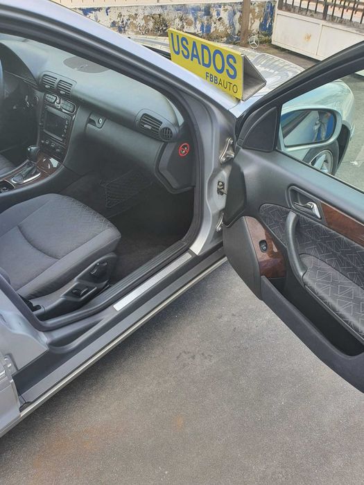 Mercedes Benz C220 CDI AUTOMÁTICA. ano 2004