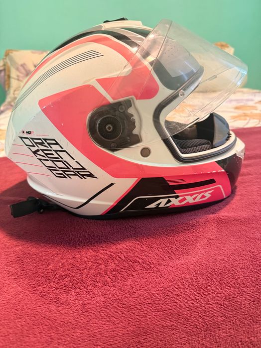 Capacete com marcas de uso