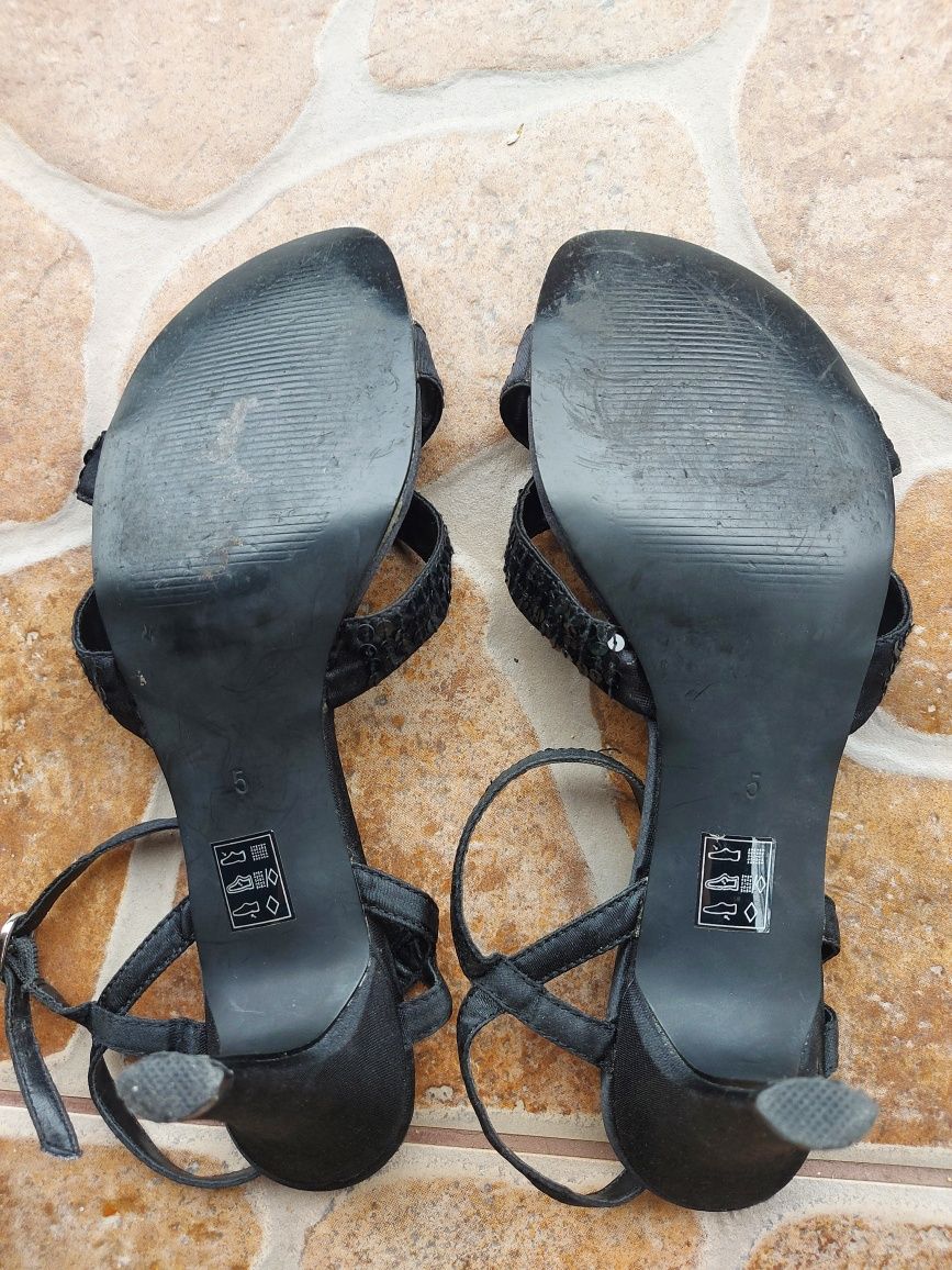 Buty na obcasie z odkrytą piętą czarne