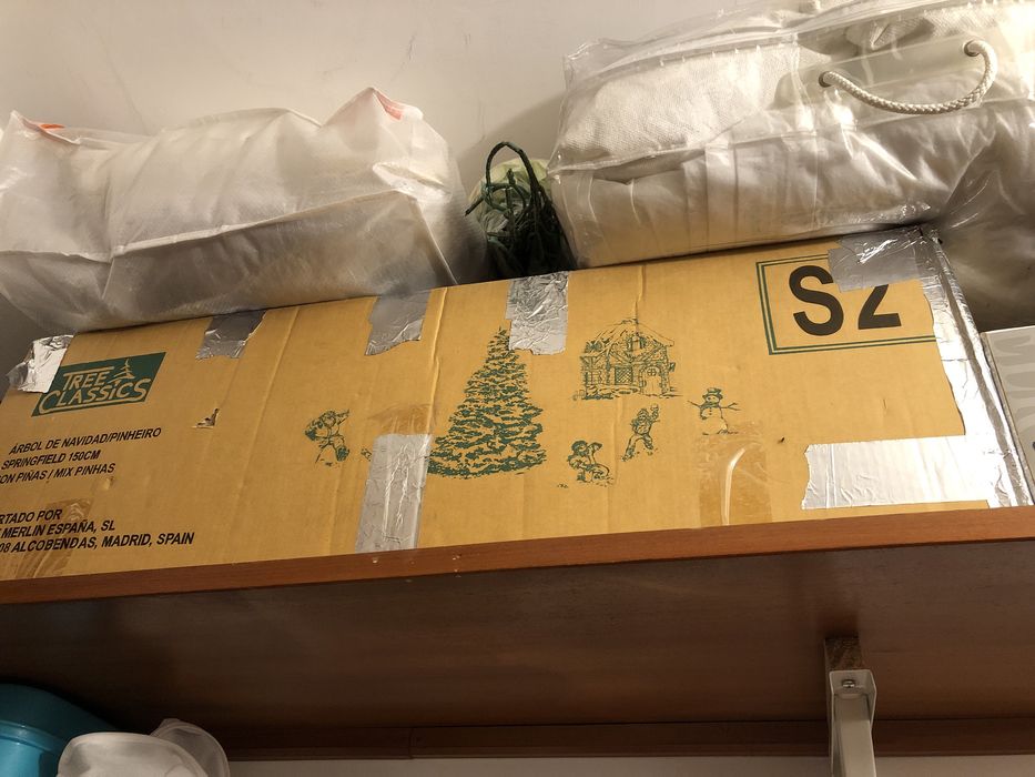 Arvore natal com presepio enfeites e luzes