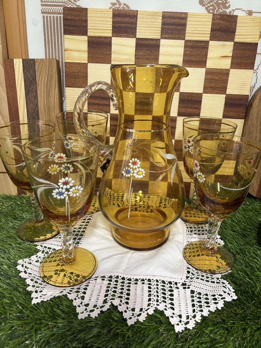 Jarra com copos antigos