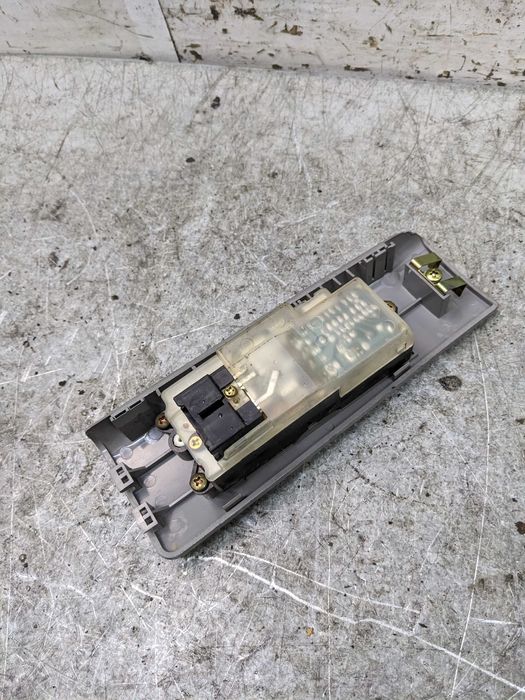 Mitsubishi Space Runner Przełącznik Szyb Lewy Przód