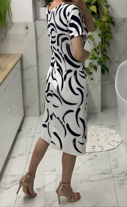 Sukienka wizytowa biala w malarski wzor granatowy plus size midi 44
