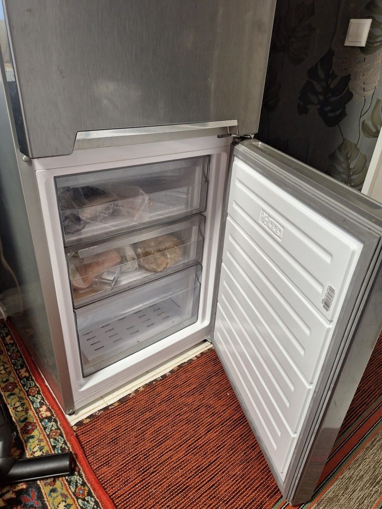Продам холодильник Vestfrost