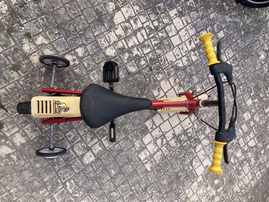 Bicicleta de criança com rodinhas em bom estado