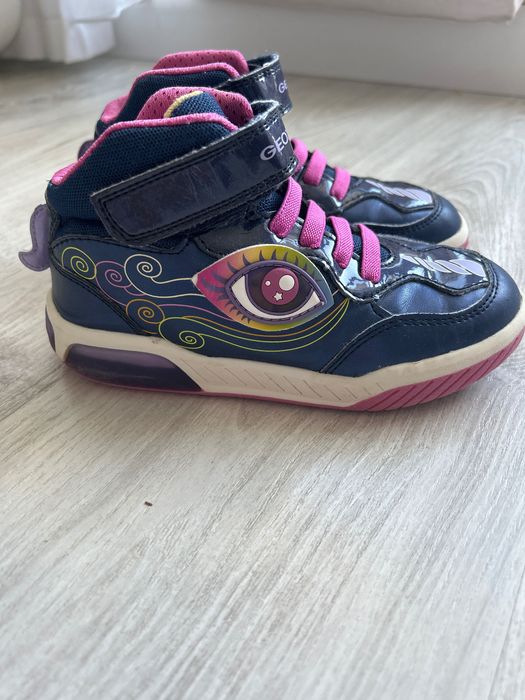 Buty świecącą podeszwa Geox