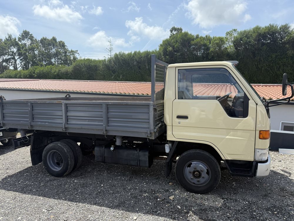 Toyota Dyna tribasculante