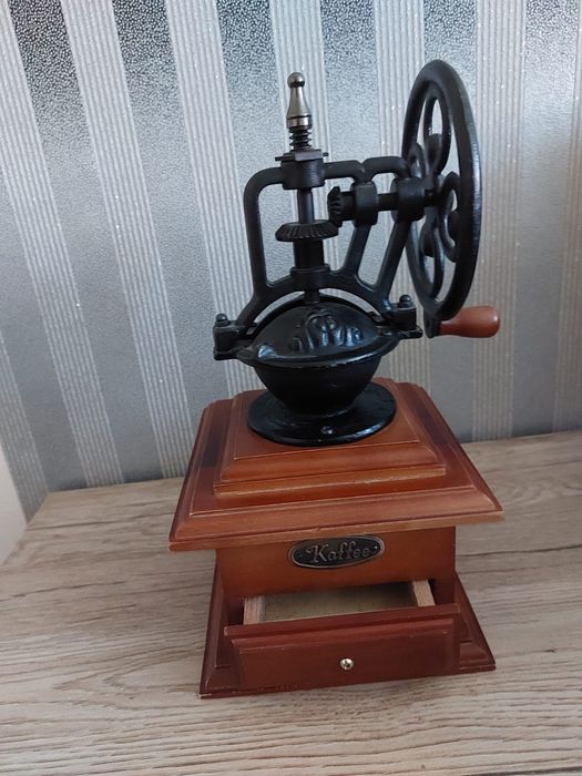 Stary młynek do przypraw/kawy