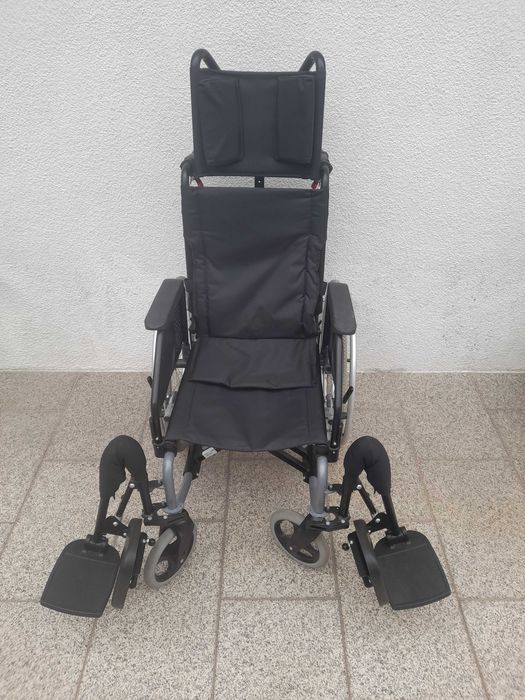 Cadeira de rodas com encosto reclinável