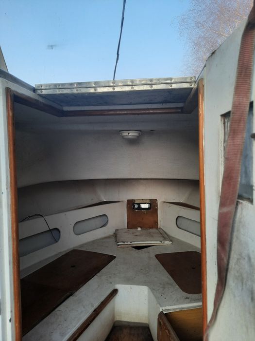 Łódź motorowa z przyczepą