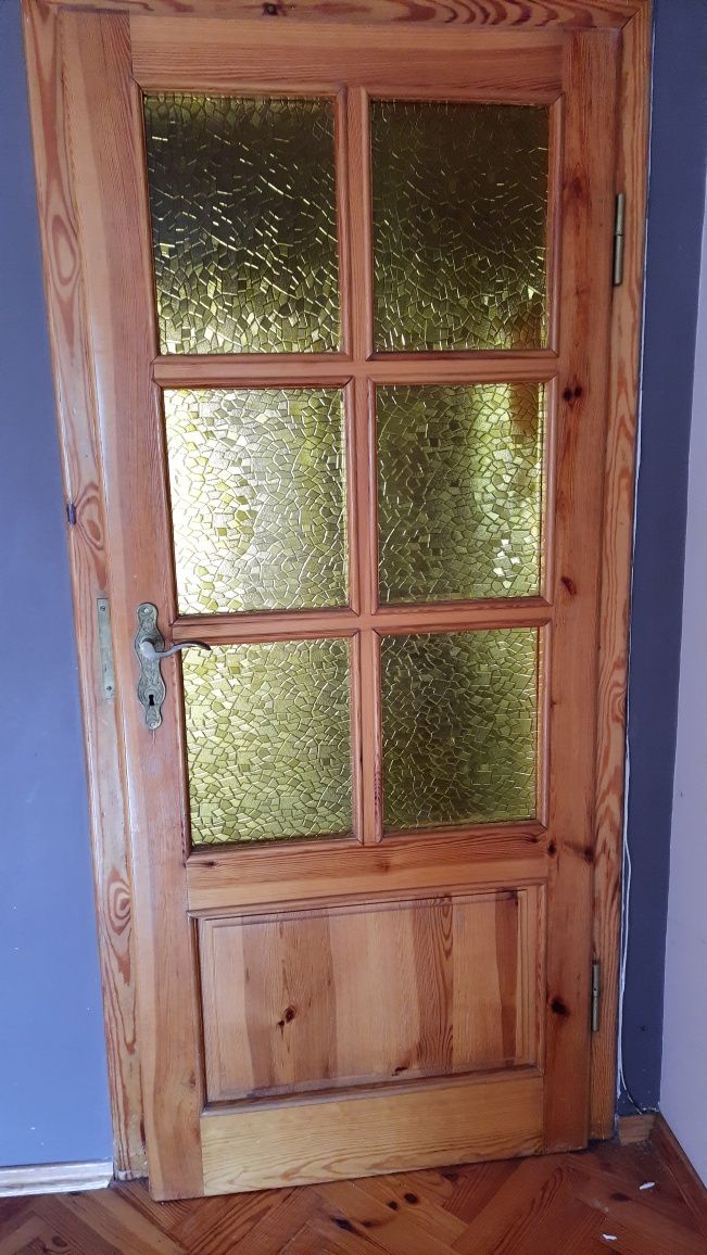 Drzwi drewniane.