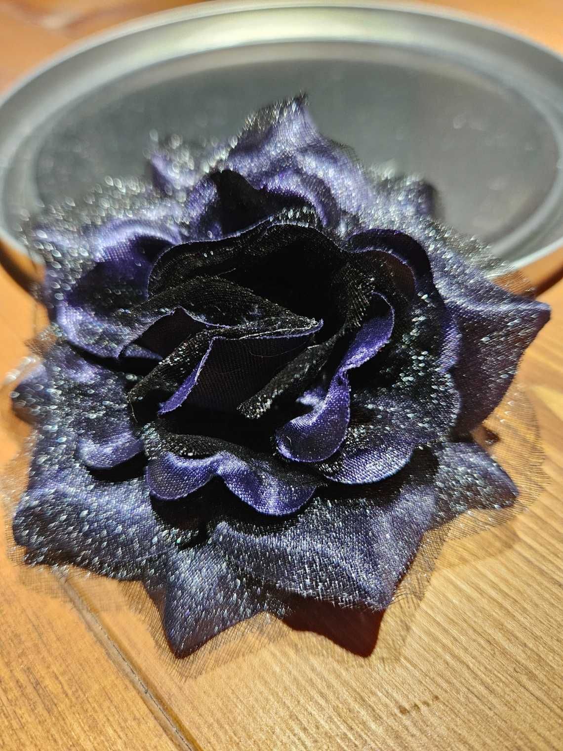Kwiat ozdobny fioletowo-czarny przypinka