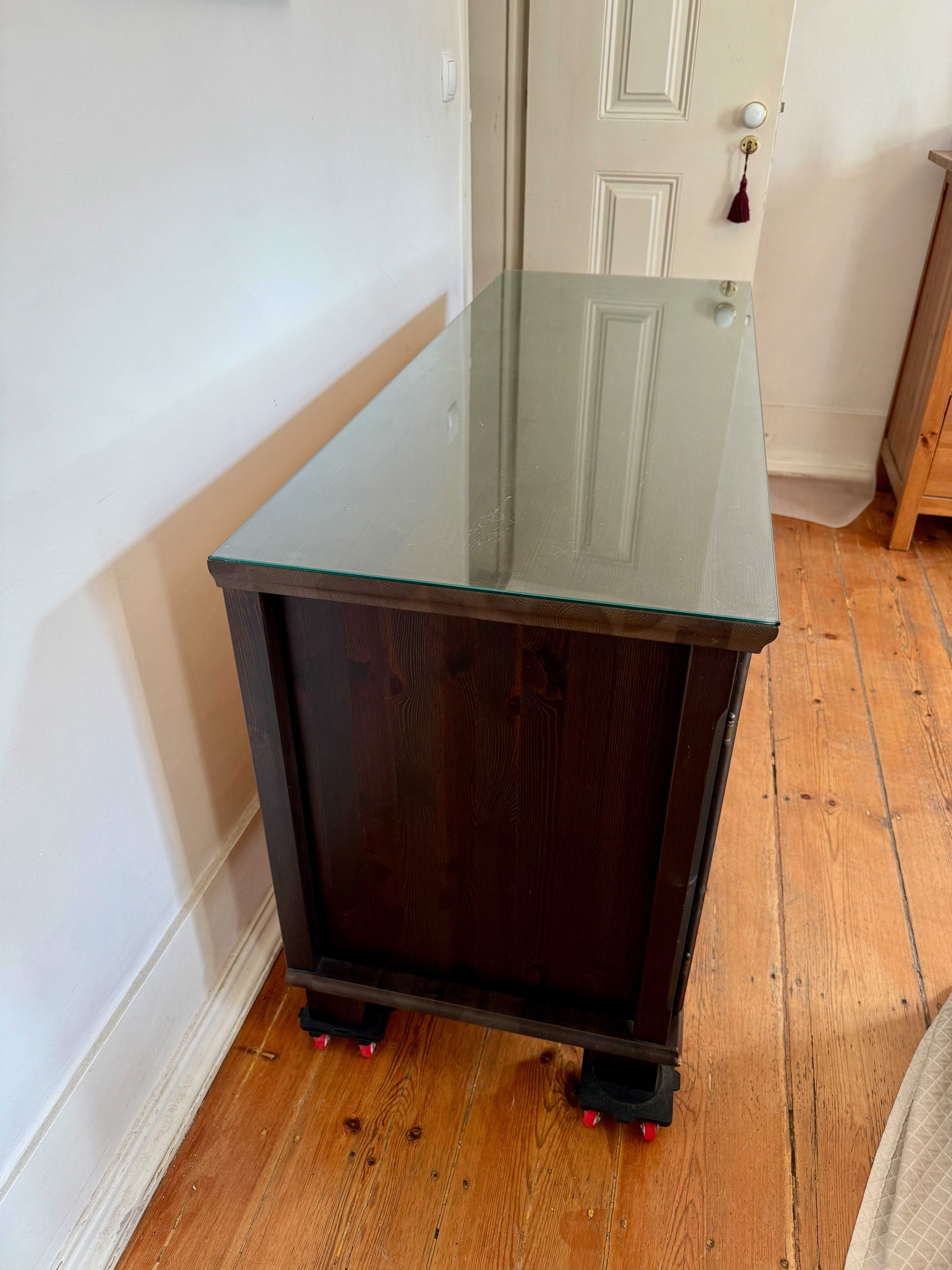 Movel TV IKEA MARKOR (138x53x72), com tampo de vidro