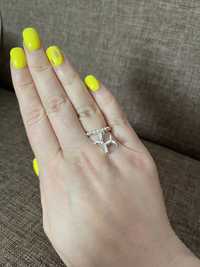 Nowy i niesamowicie piękny pierścionek ze stylową zawieszką.