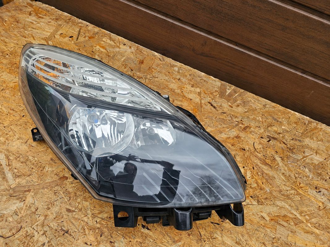 Renault Megane Scenic Iii 09-16r Lampa Prawy Przód Prawa Przednia ciem