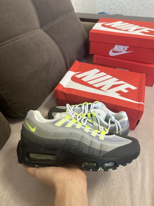 продаю кросівки air max 95 зелені