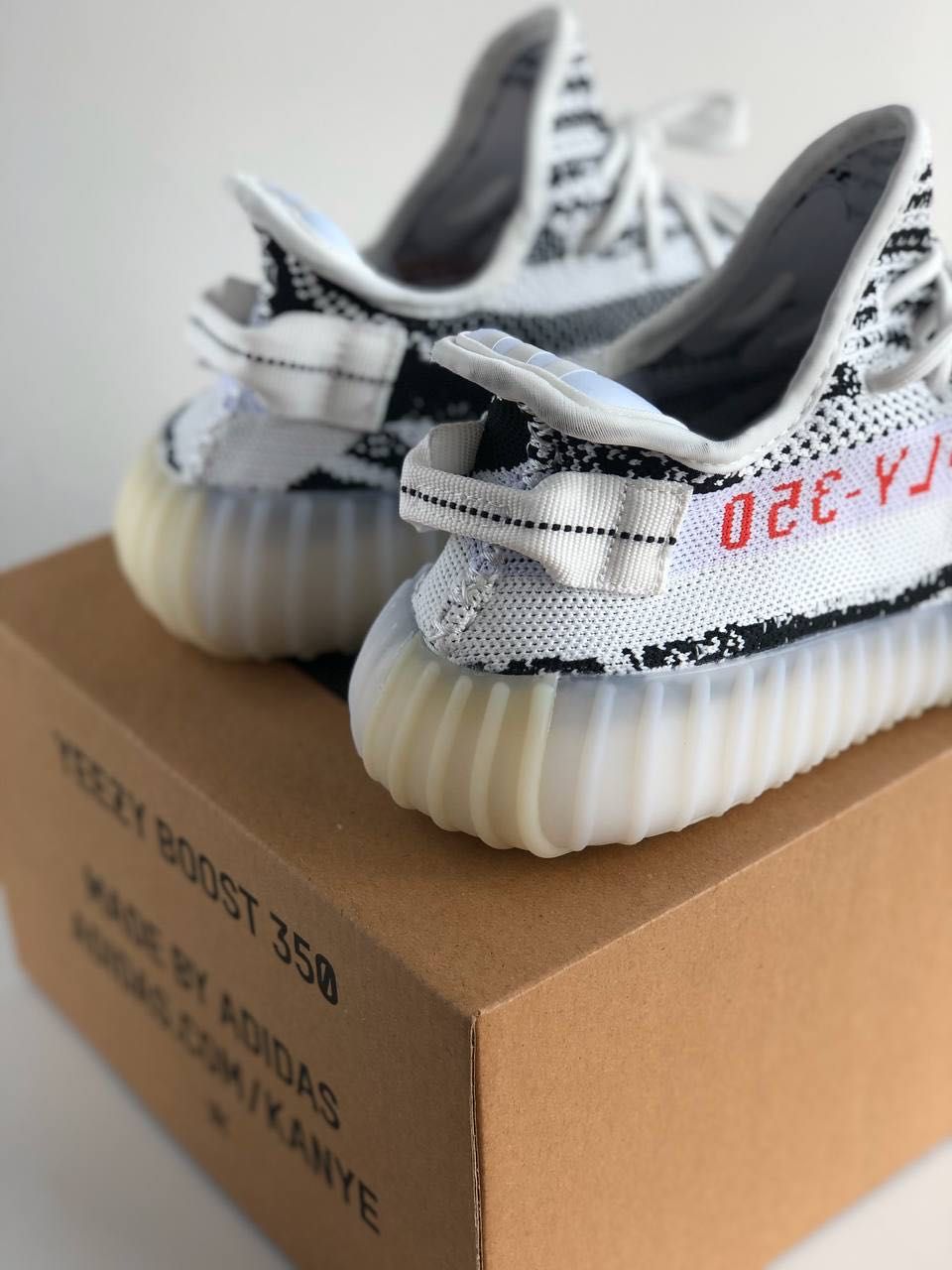 Женские кроссовки Adidas Yeezy Boost 350 V2 "White Zebra" 36-41