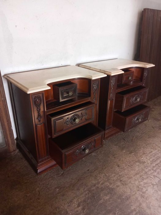 Conjunto de duas mesas de cabeceira antigas em estilo D.Maria