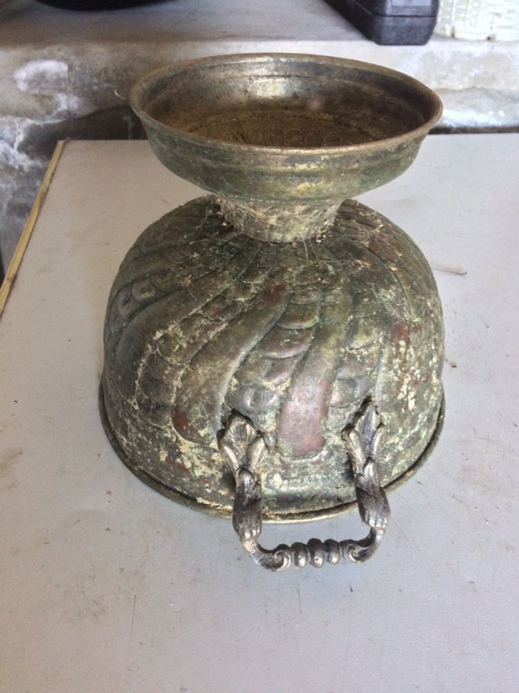 Vaso antigo de metal e cinzeiros para coleccionador