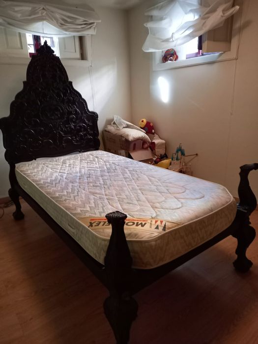 Cama em pau preto + colchão