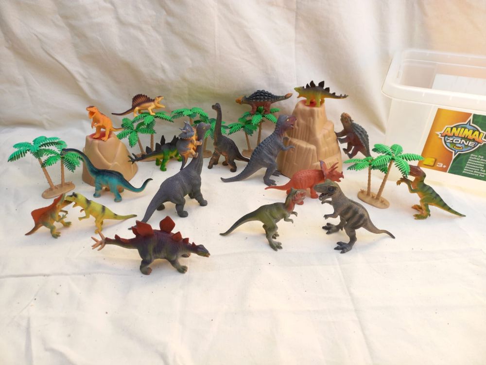 Kit de dinossauros, vulcões e palmeiras