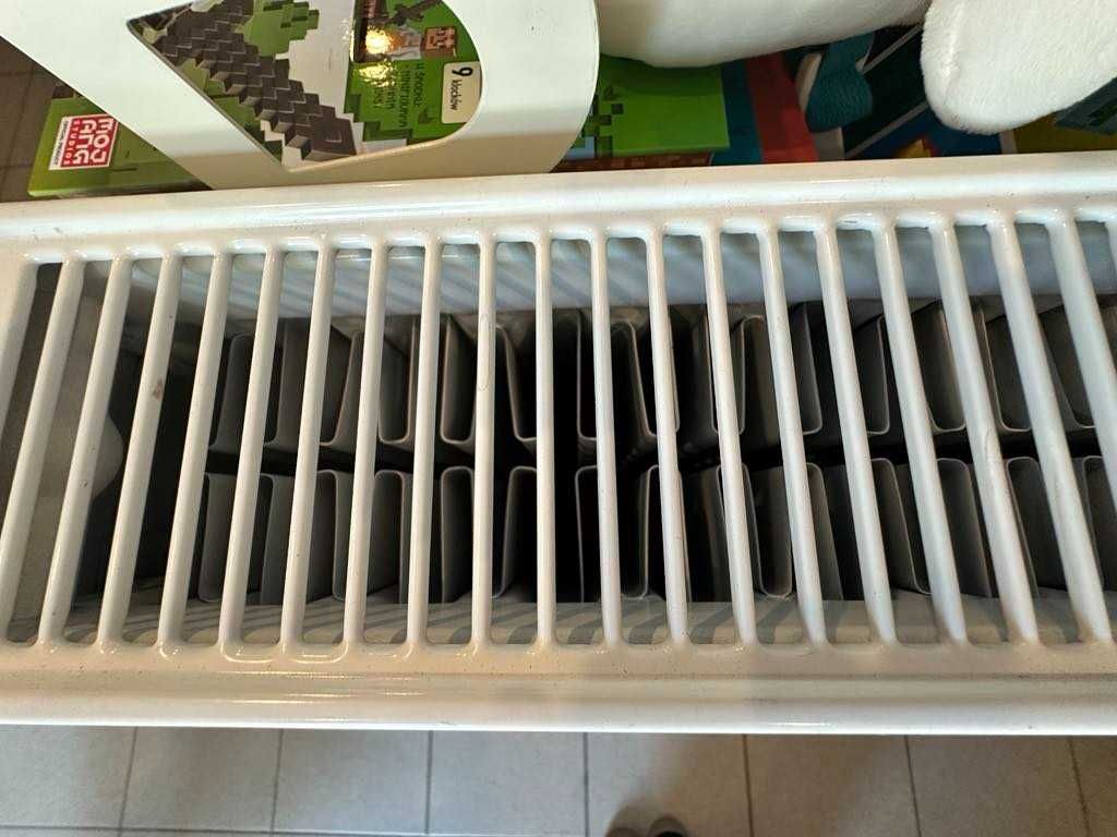 Grzejnik dwupłytowy z podłączeniem dolnym, biały