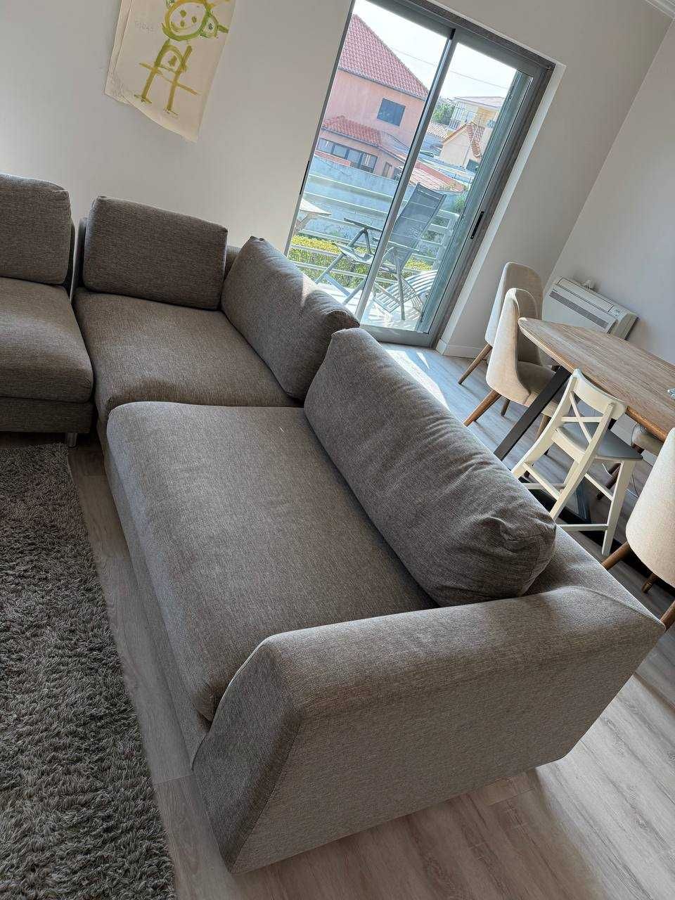 Sofá com duas poltronas na sala de estar
