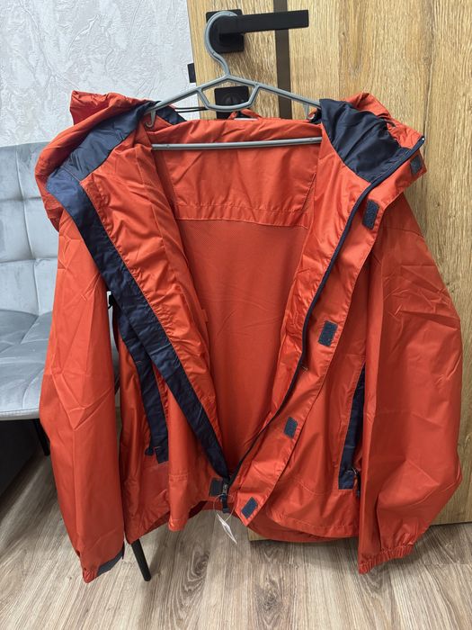 Куртка , ветровка , непромокаемая , очень красивая .