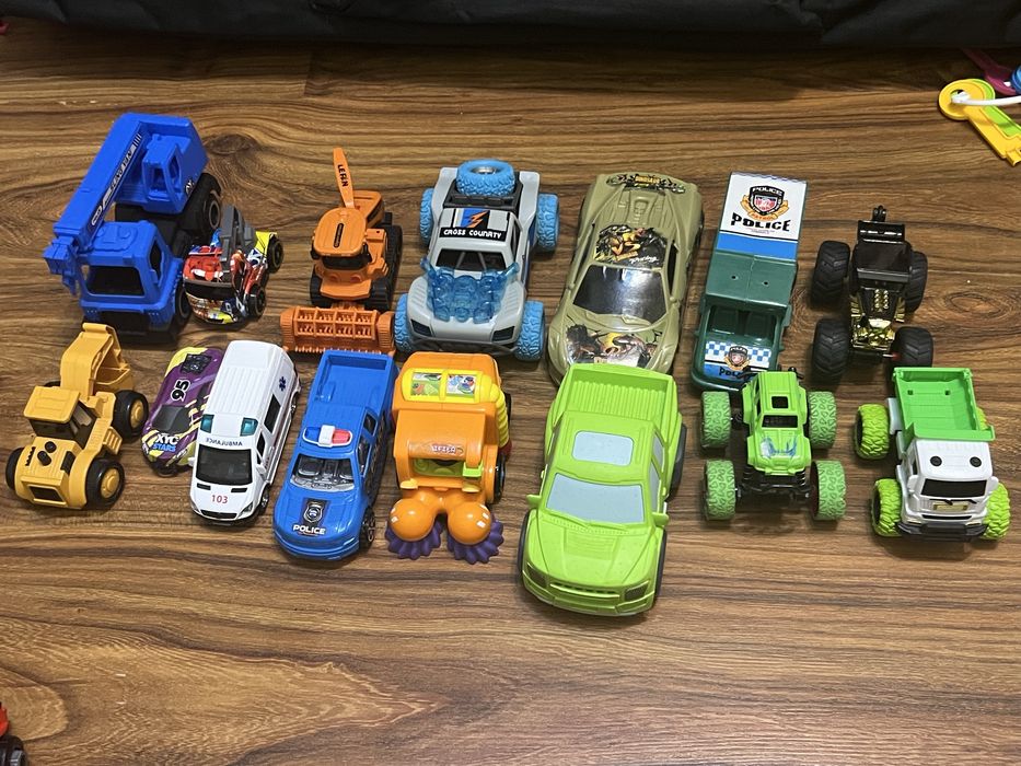 Дитячі машинки всі в хорошому стані