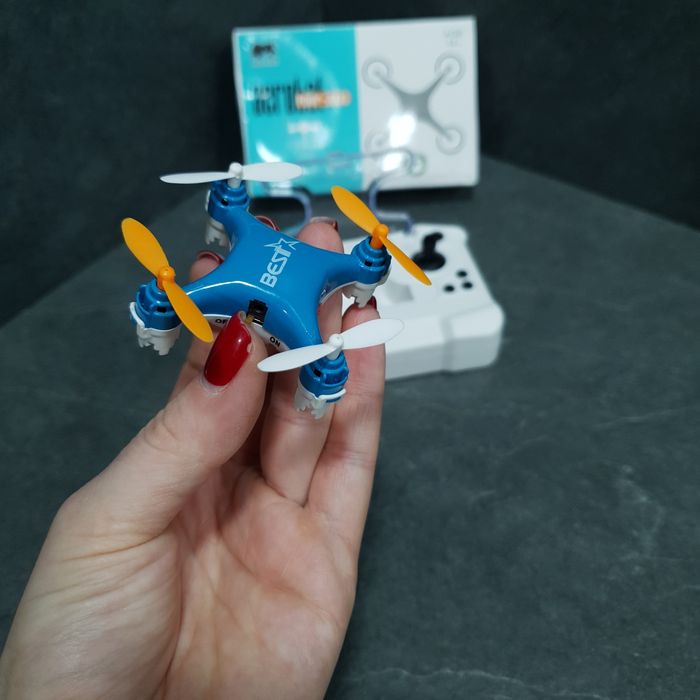 Іграшковий міні-дрон на радіоуправлінні, квадрокоптер, радіокеруванні