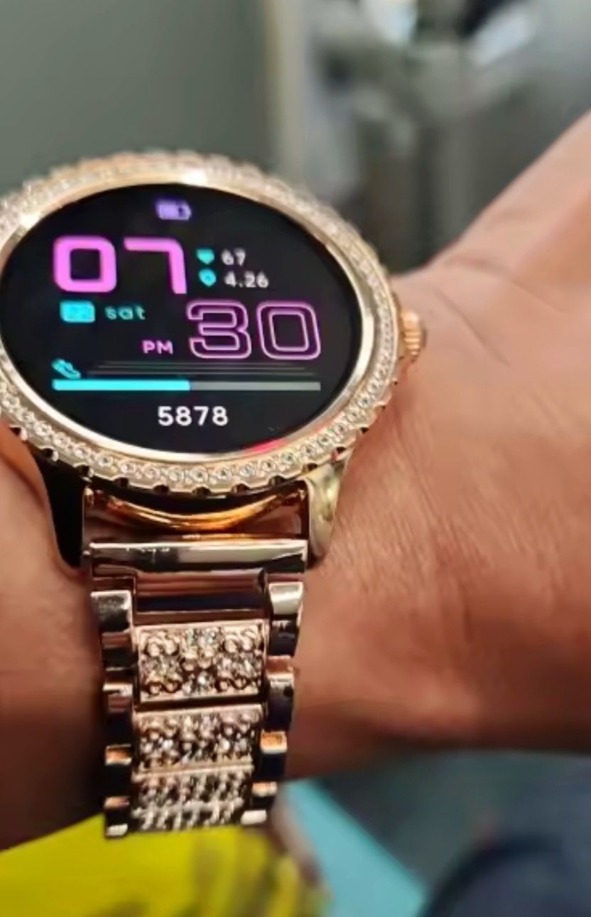 Złoty smartwatch z cyrkoniami