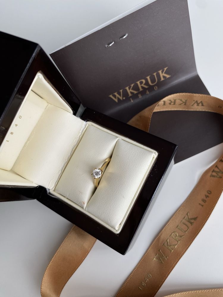 Pierścionek złoty z brylantem zaręczynowy “jedyny” W.Kruk