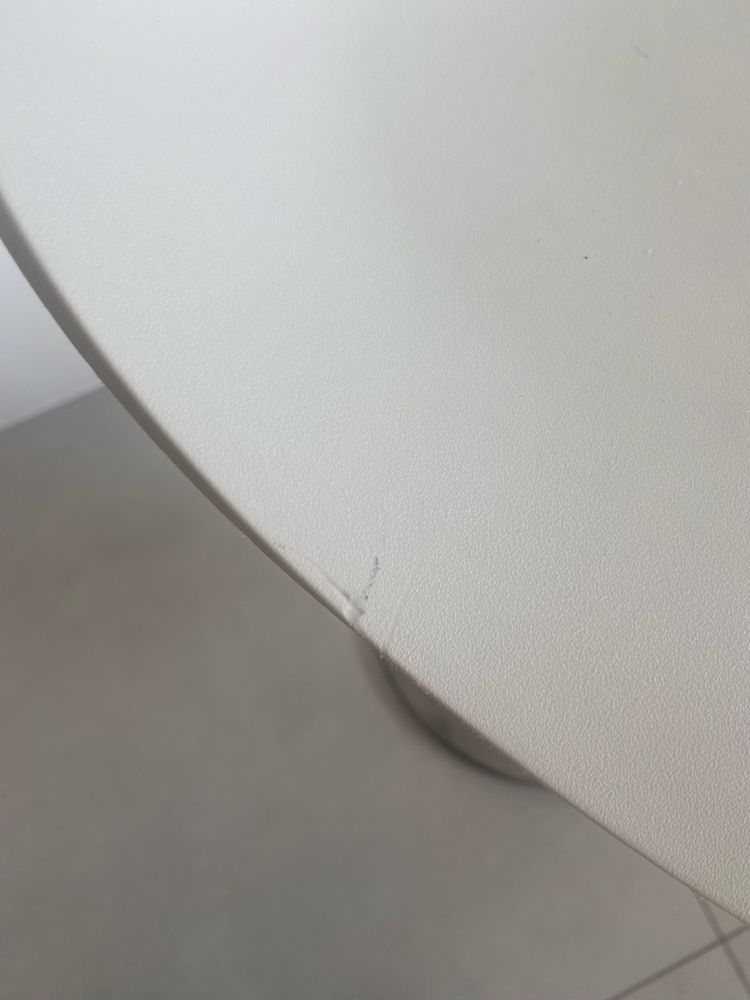 Hoker biały na srebrnej podstawie