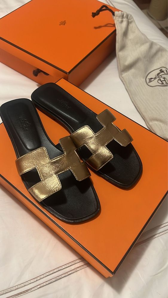 Chinelas Hermes.