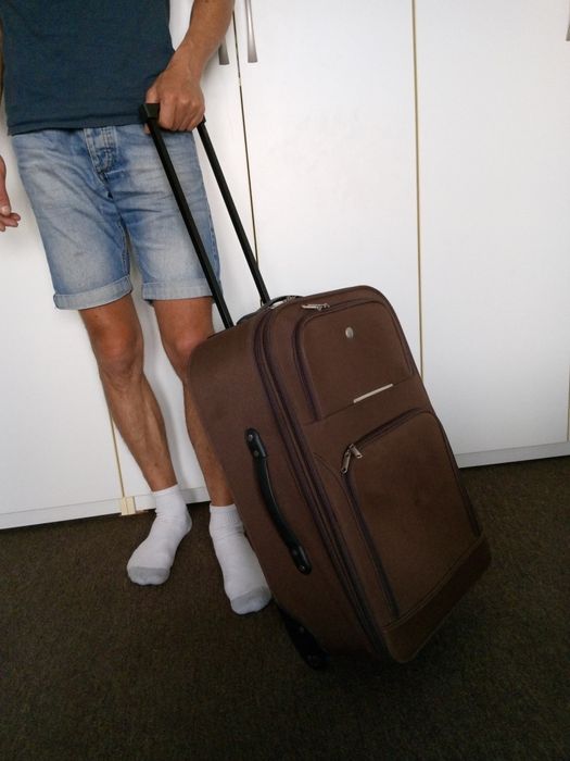 Walizka Średnia Kółka Wysuwany Uchwyt Wwa