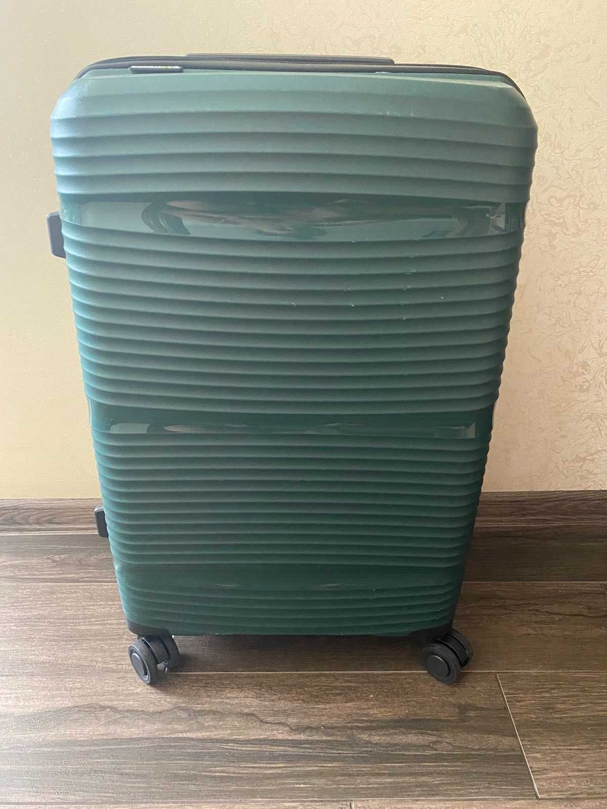 Продам чемодан 57х40 см (4 колеса) зеленого цвета