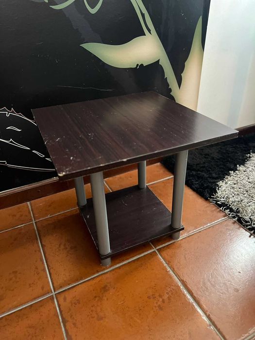 mesa de apoio com prateleira